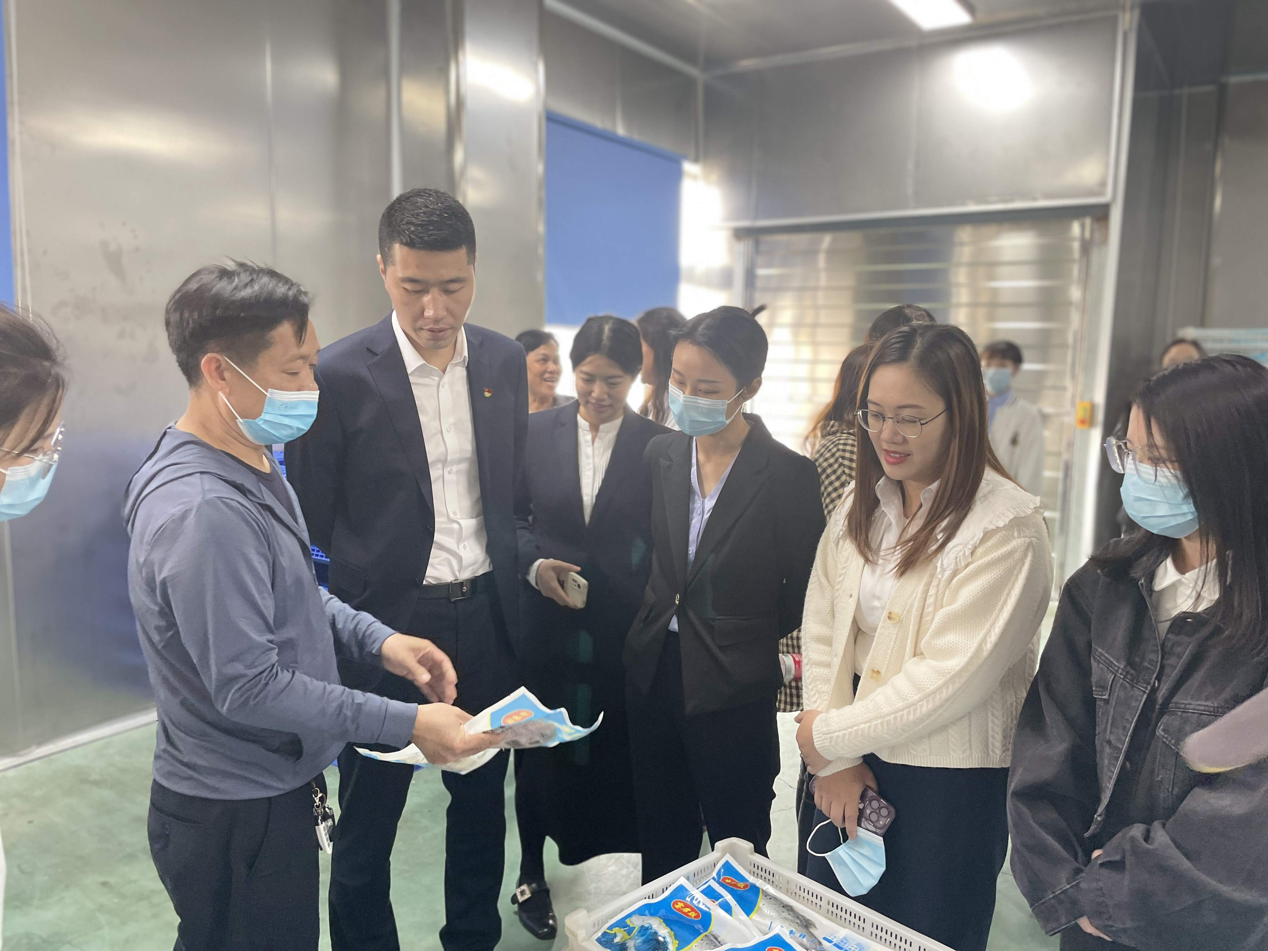 5.参观产业加工基地(1).jpg 5.参观产业加工基地(1).jpg