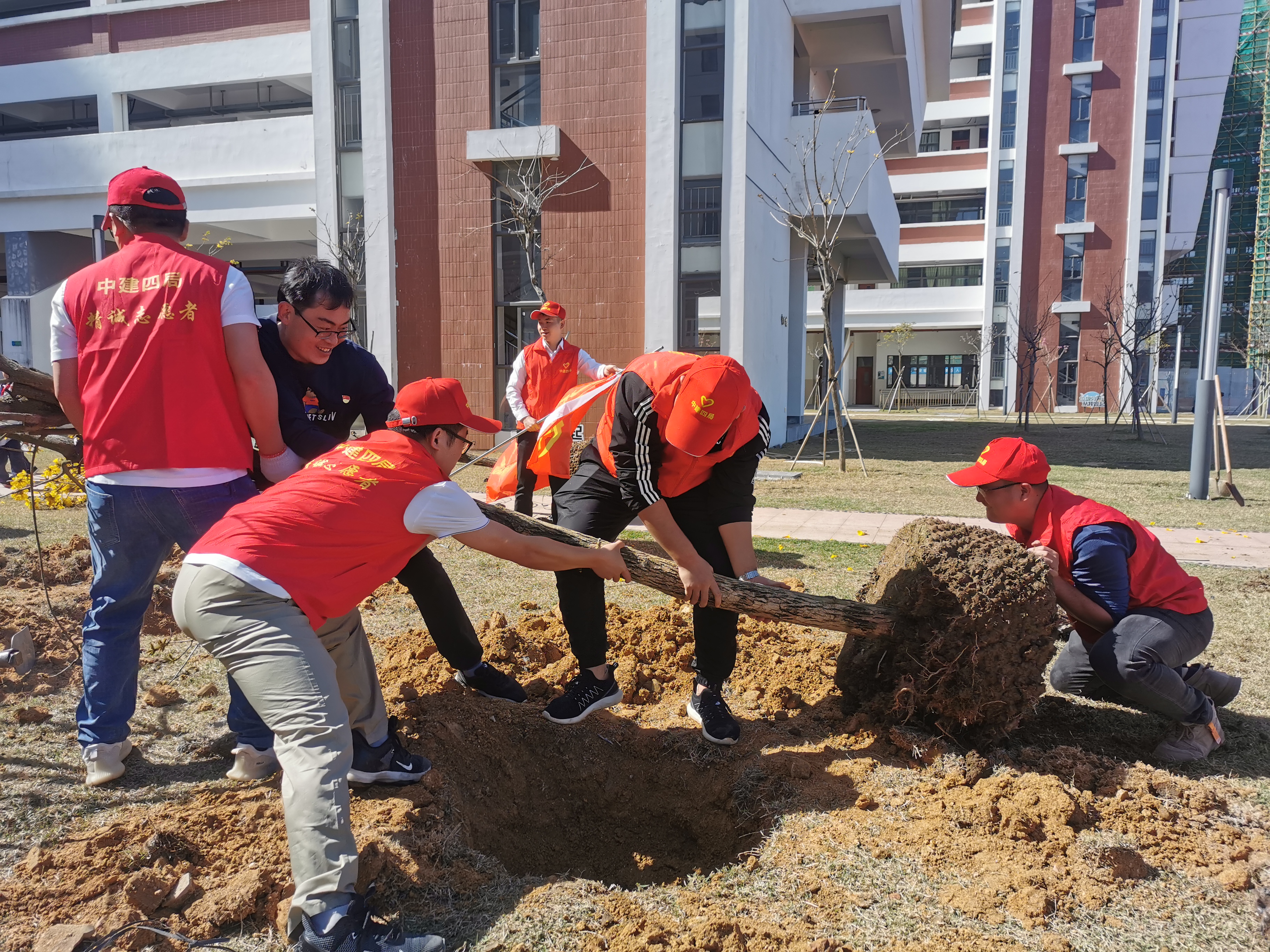 【一公司珠海分公司】20220310【团青工作类】爱心增绿、播种希望—中建四局（珠海）投资建设有限公司平沙片区项目联合党支部、团支部开展爱心捐树活动 (9).jpg