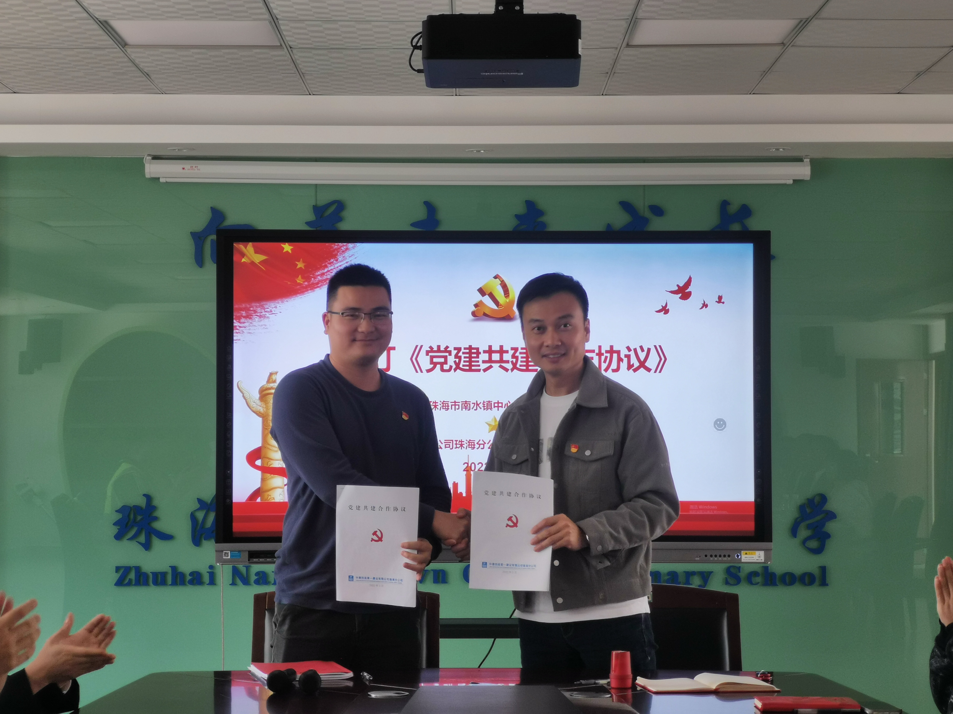 【一公司珠海分公司】20220310【团青工作类】爱心增绿、播种希望—中建四局（珠海）投资建设有限公司平沙片区项目联合党支部、团支部开展爱心捐树活动 (6).jpg