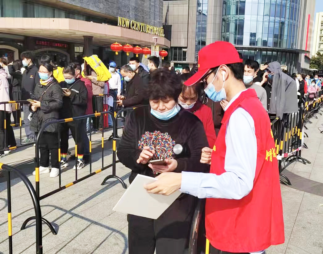 助力疫情防控 践行雷锋精神照片1.jpg