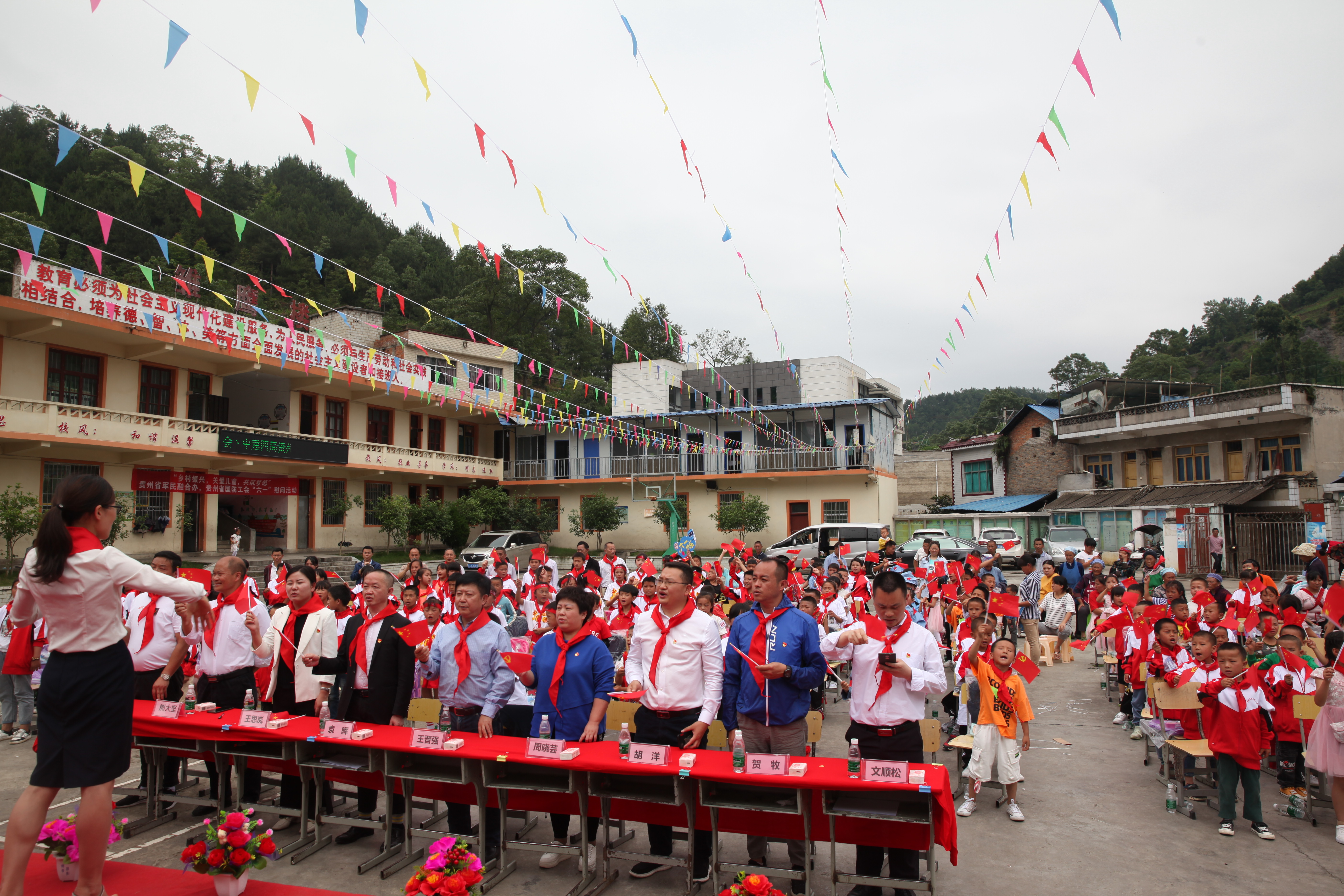 【一公司贵州分公司】20210601【一线动态】建证百年 精诚筑梦——贵州分公司开展六一关爱儿童五年纪实公益活动 (2).jpg