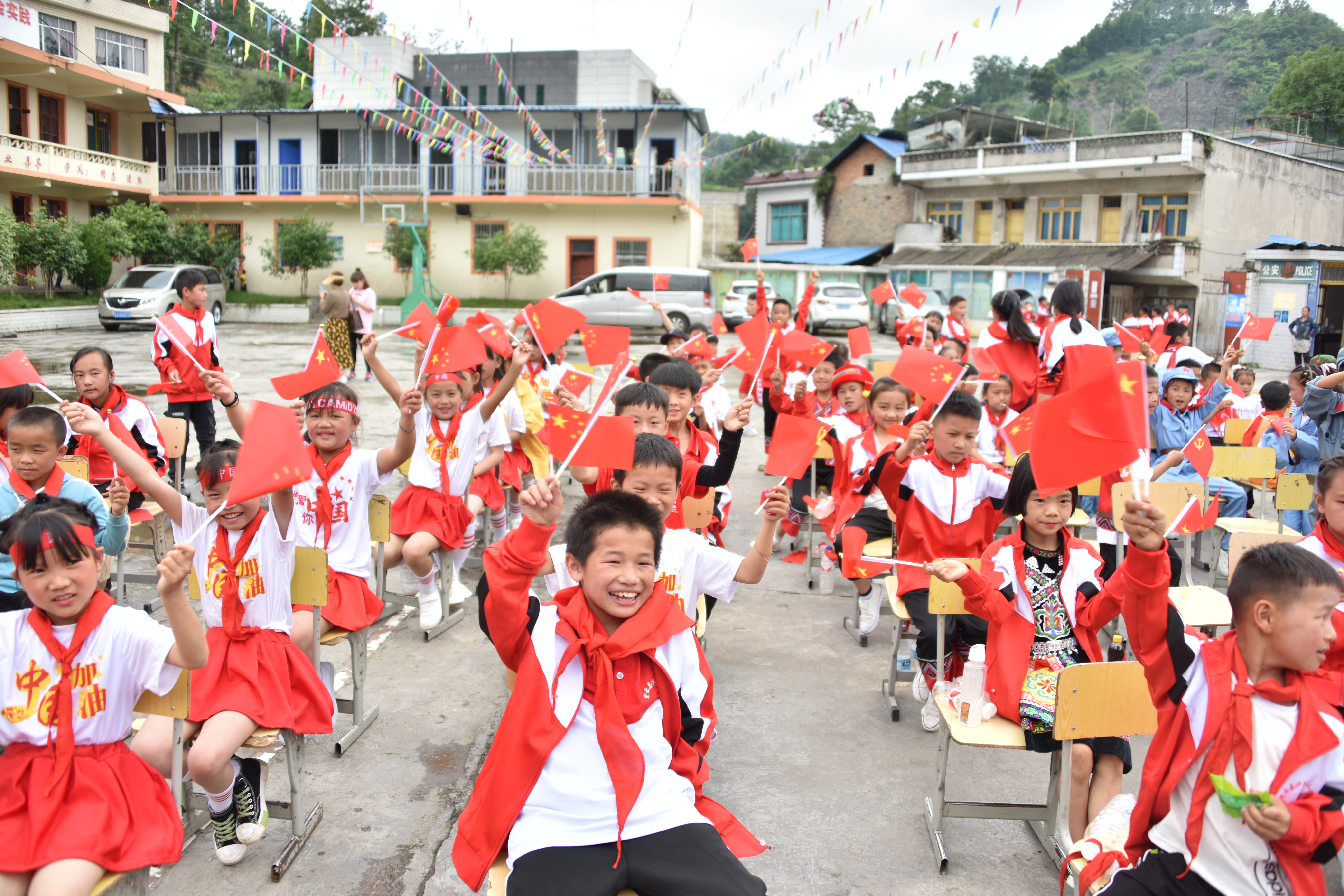 【一公司贵州分公司】20210601【一线动态】建证百年 精诚筑梦——贵州分公司开展六一关爱儿童五年纪实公益活动 (4).jpg