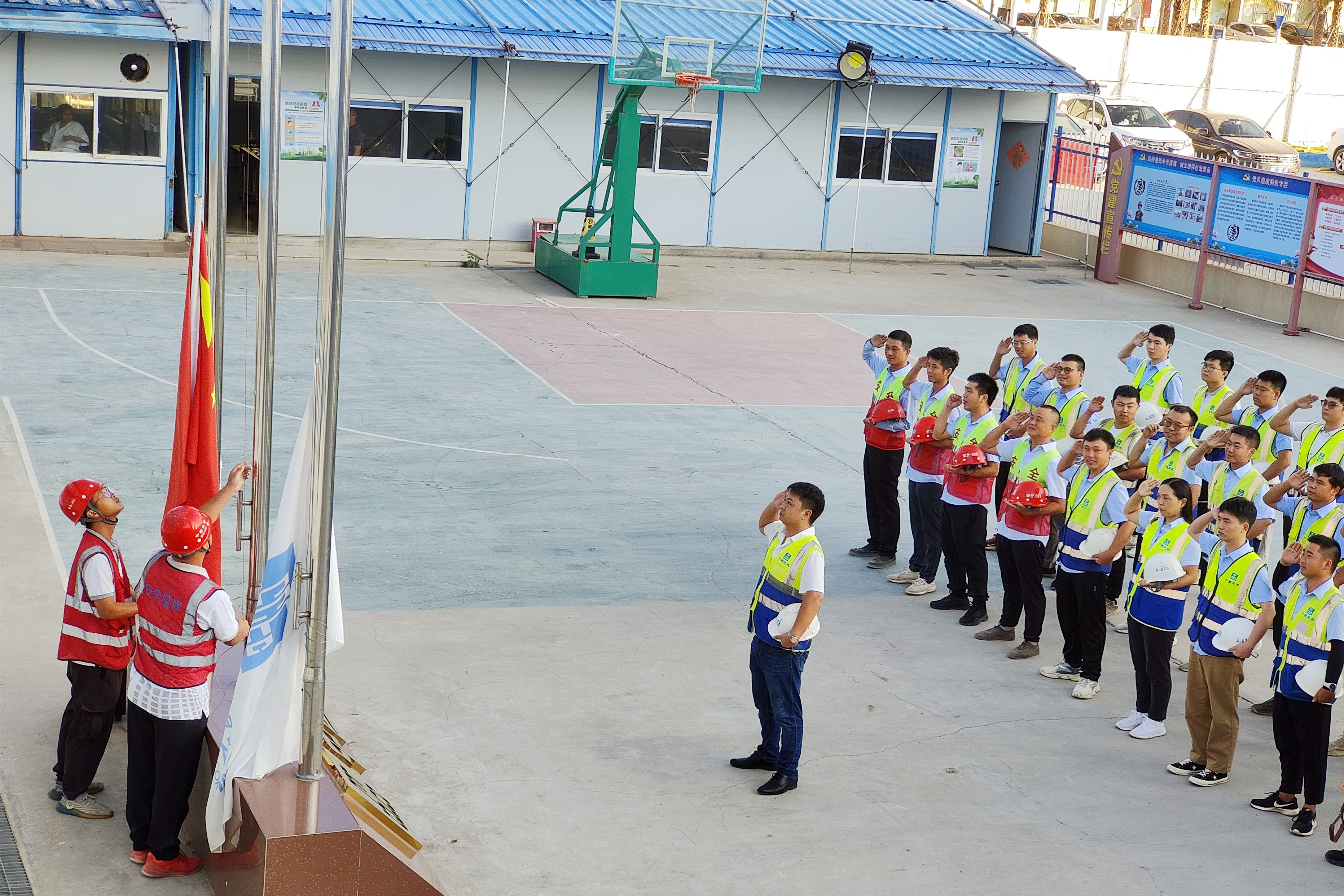 【一公司珠海分公司】20220802【党建工作类】星光海岸花园项目党支部举行庆祝中国人民解放军建军95周年升国旗仪式.jpg