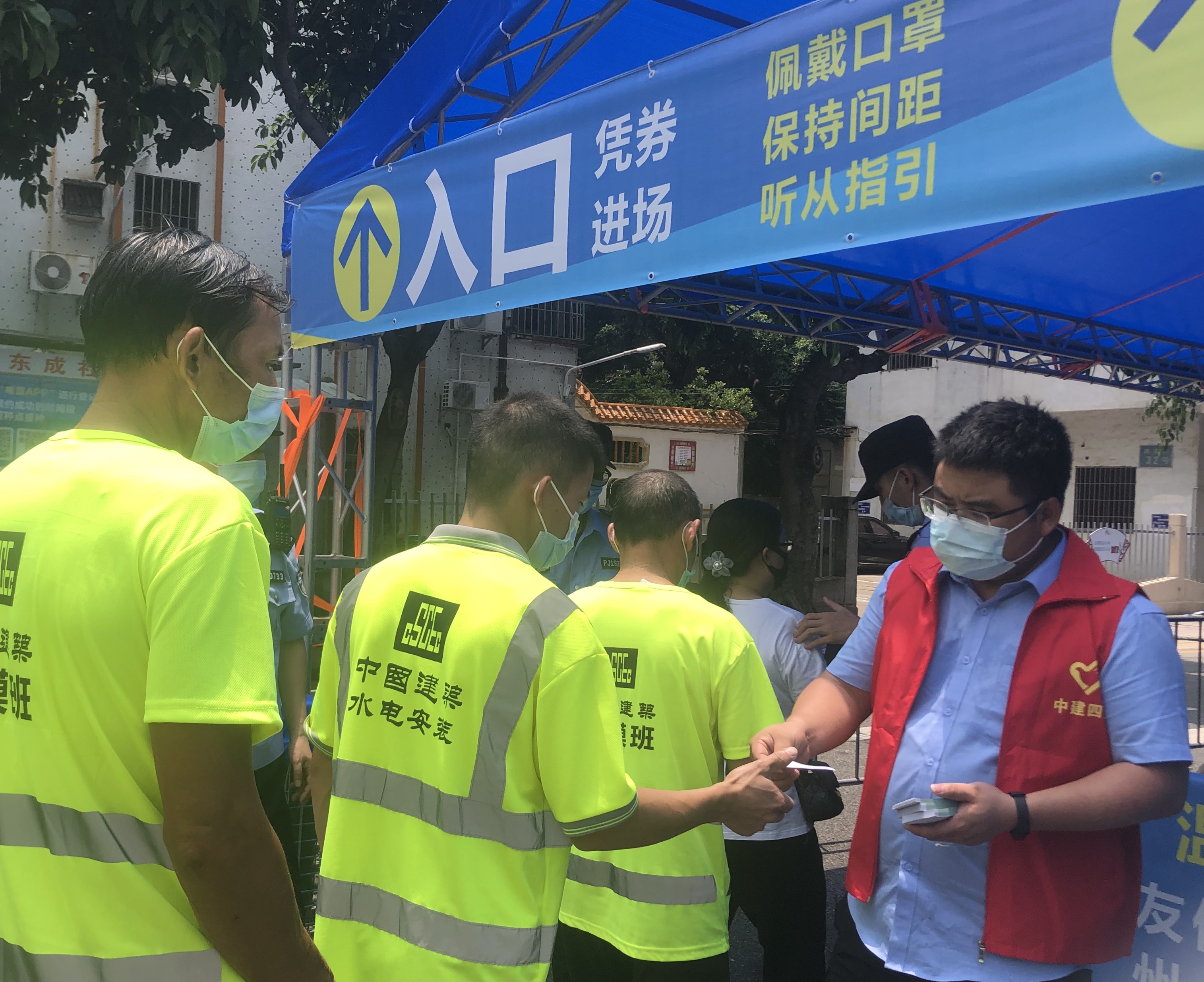 【一公司总承包公司】20210609【员工之家】专车接送！万科金色城央东苑项目组织一线建设者接种新冠疫苗 (3).jpg