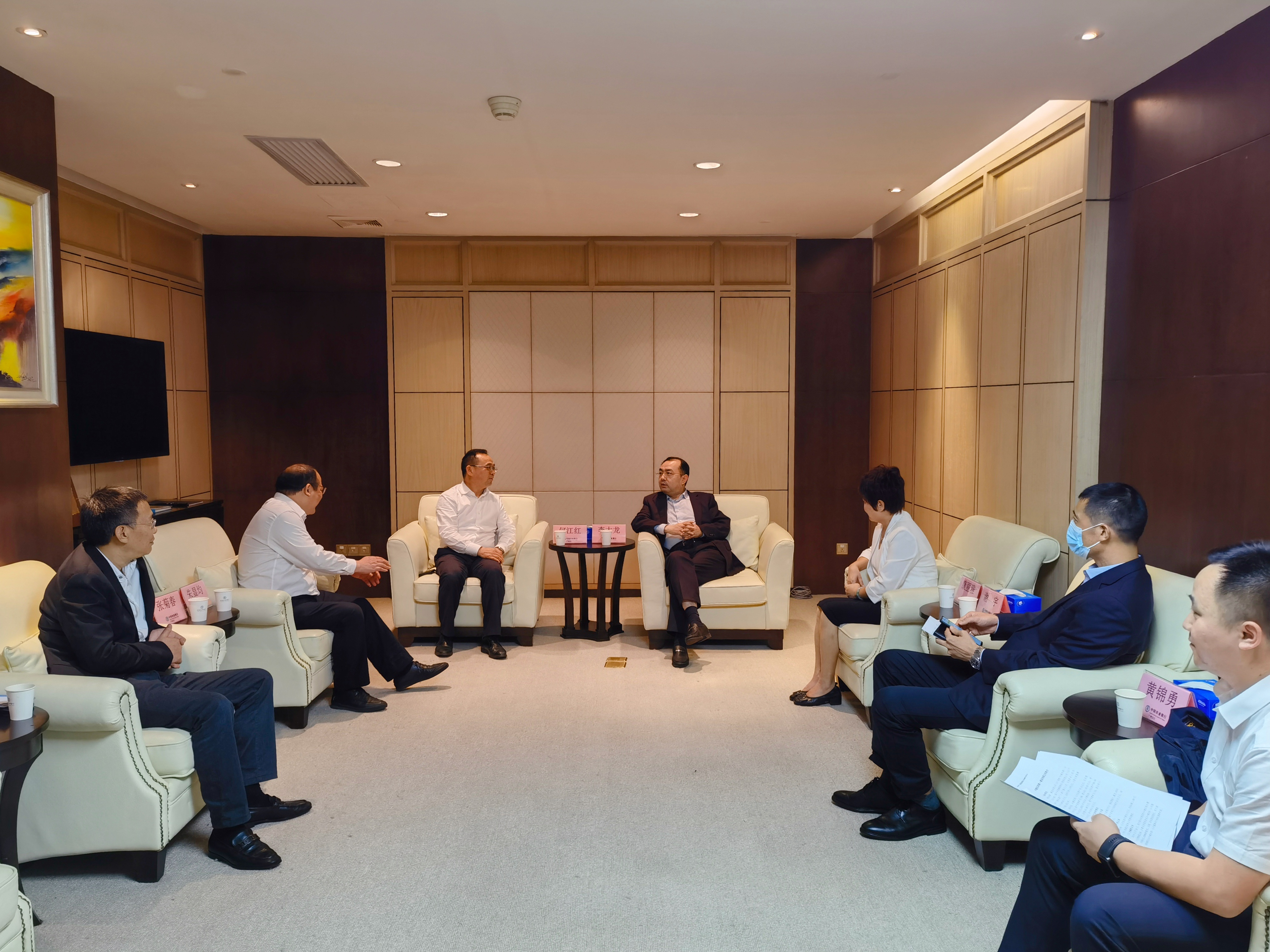 公司党委书记董事长何江红拜会中国农业银行广东省分行副行长李大龙