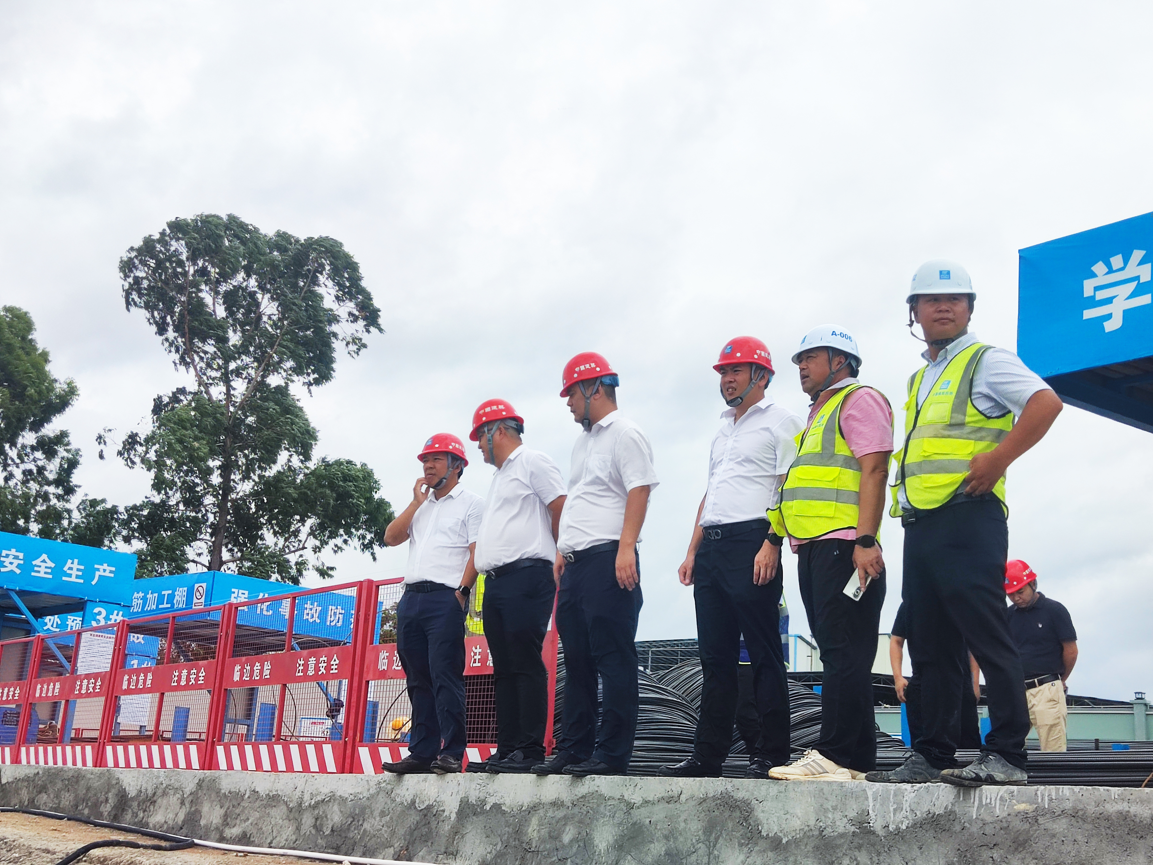 公司安全总监邓先勇到建南安置区项目检查指导工作照片.jpg
