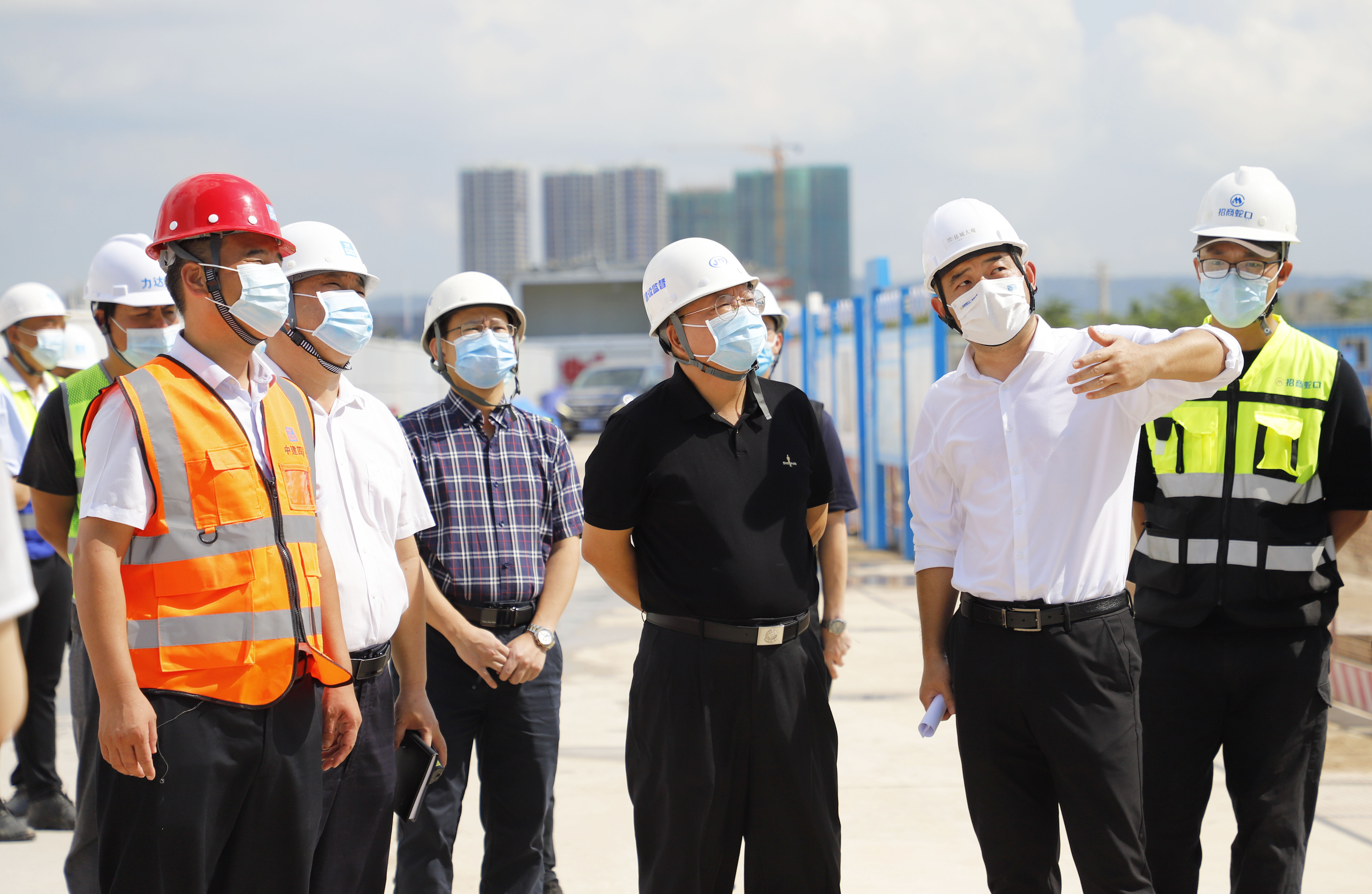 东莞市谢岗镇委书记叶可阳到招商保利依城大观花园二期项目检查安全