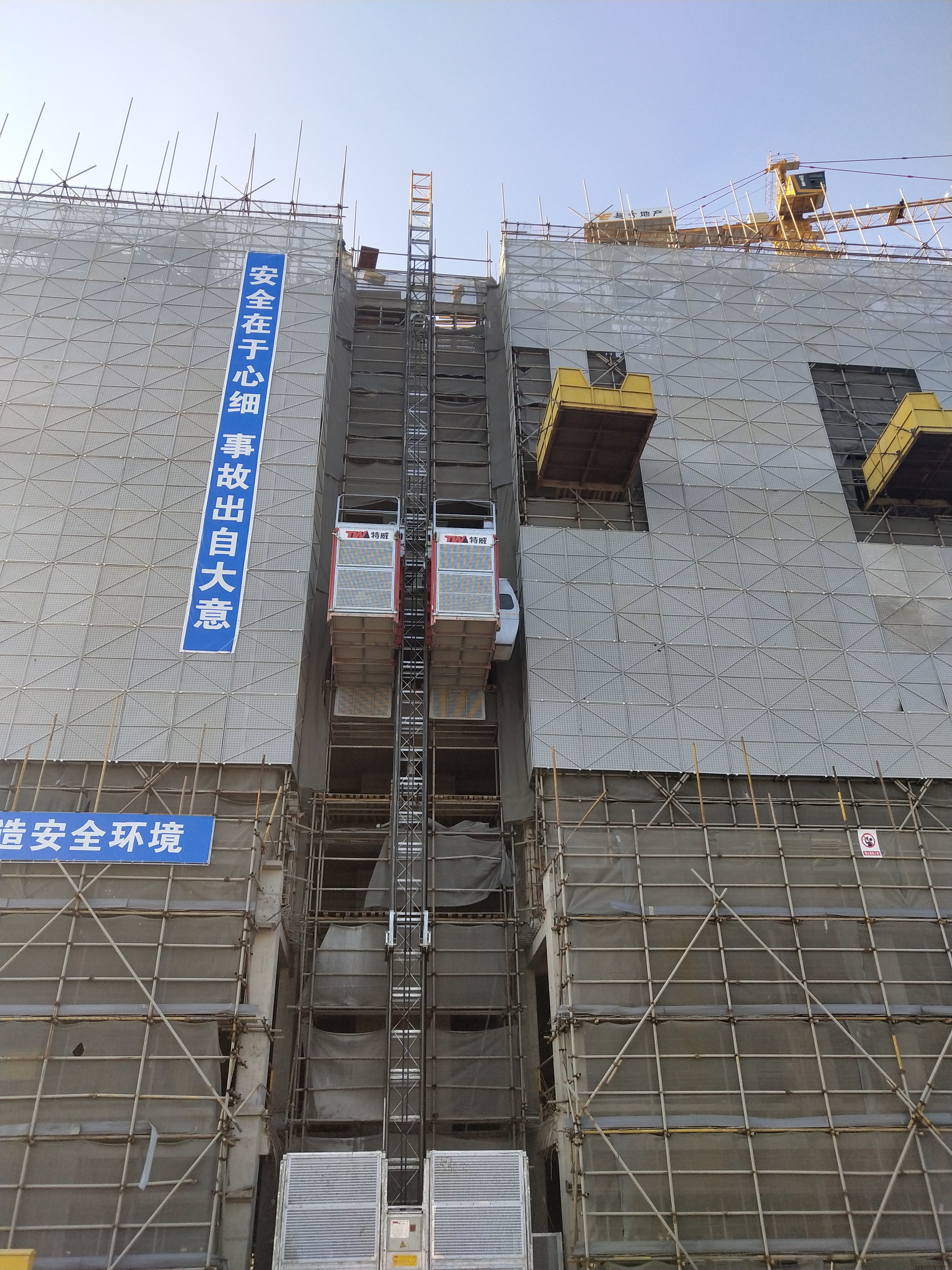 金沙洲项目首部施工电梯安装完成