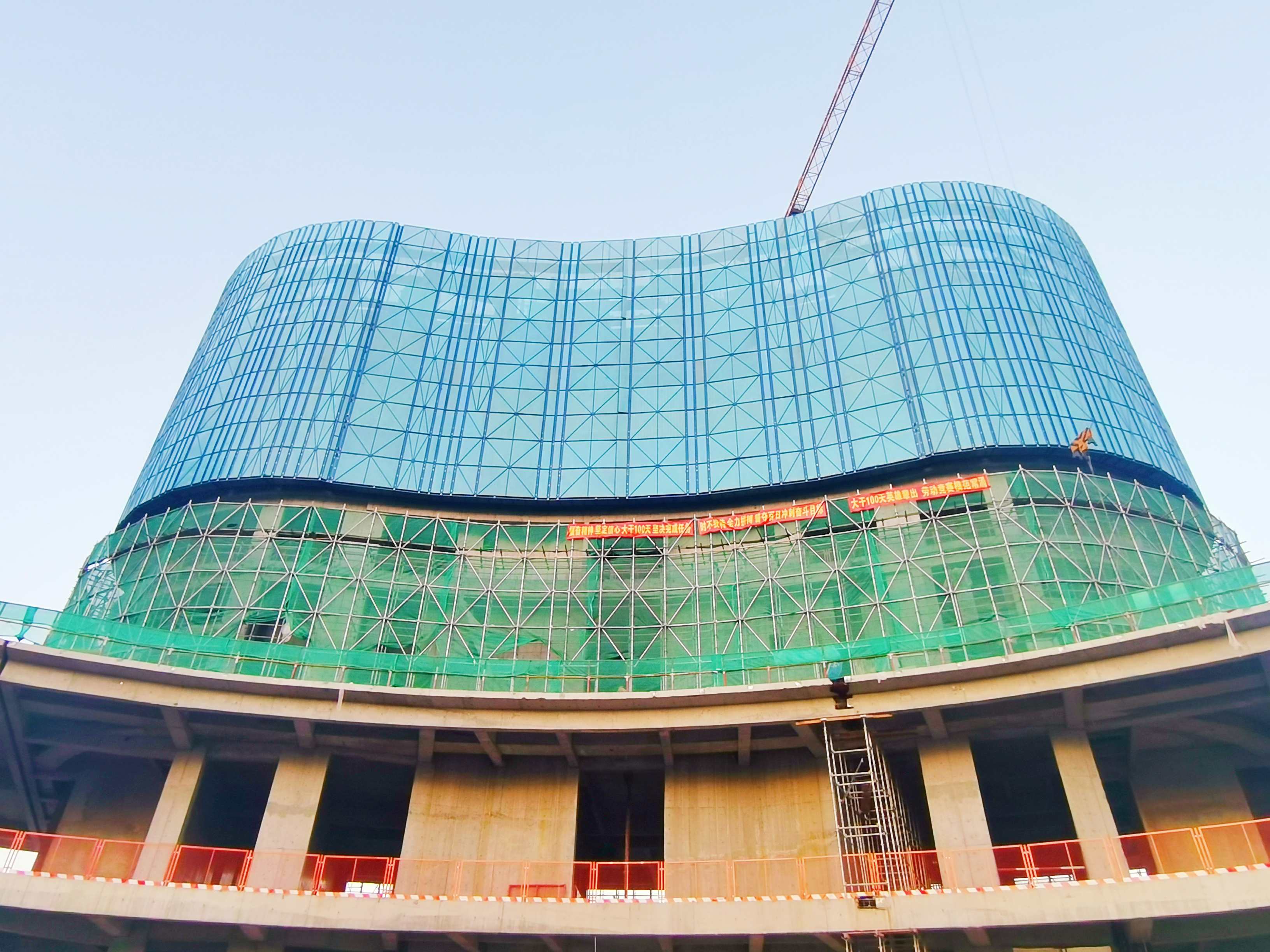 oppo长安研发中心项目爬架完成首次提升